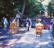 発輿祭前の各地域の子供神輿と子供たち